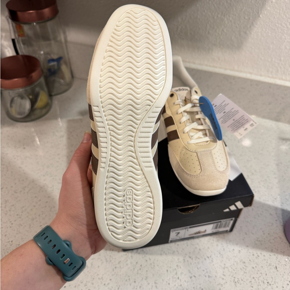 NWT: Adidas Barreda Lo Sneaker - Picture 4 of 5